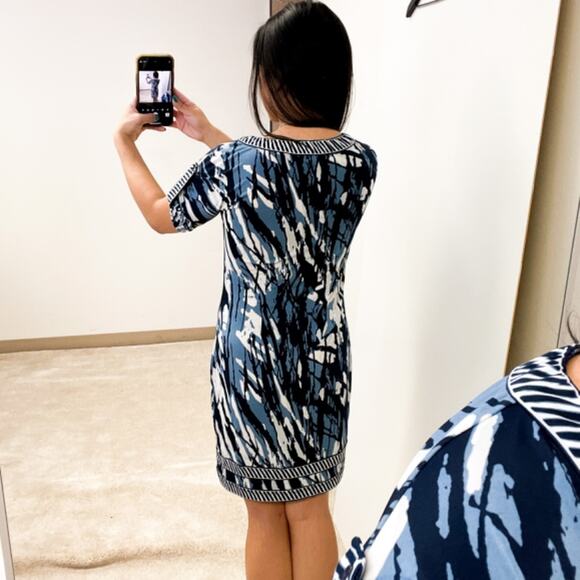 BCBGMaxAzria | Koe V-Neck Printed Stretchy Shift Dress Blue | XS - Picture 4 of 12